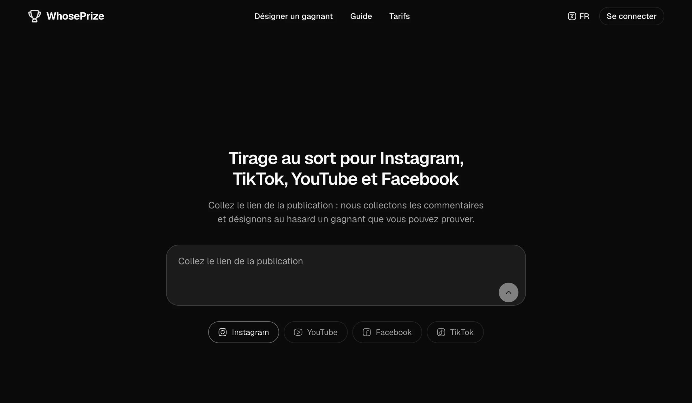 Page d’accueil de l’outil de tirage au sort WhosePrize avec le champ pour coller le lien d’une publication Instagram, TikTok, YouTube ou Facebook